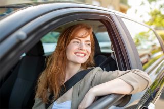 Foto: Frau in Auto